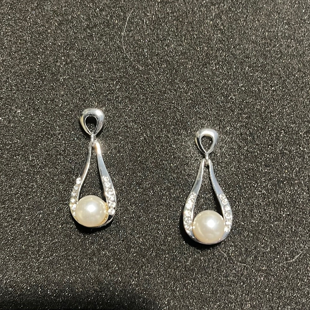 Pearl and rhinestones earrings